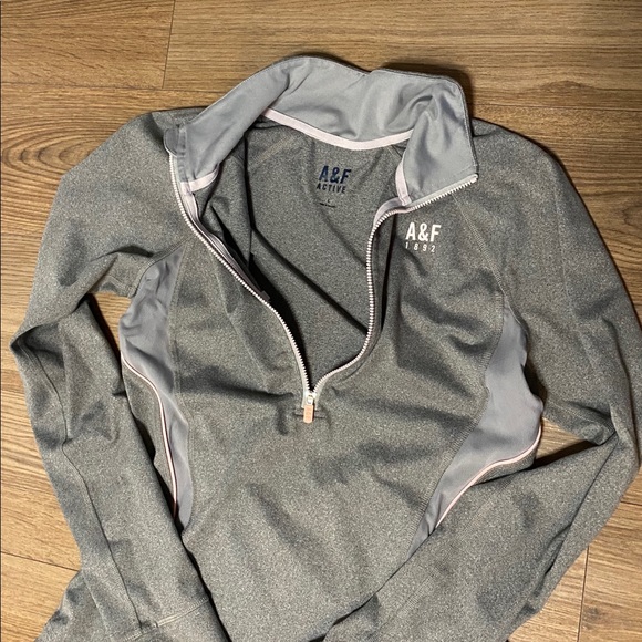 Abercrombie & Fitch Active Quarter-Zip Top - Picture 4 of 9